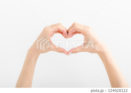 ハートを表現した手 124028122