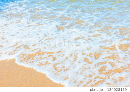 美しい砂浜と波の風景 美しい砂浜と波の風景 124028189
