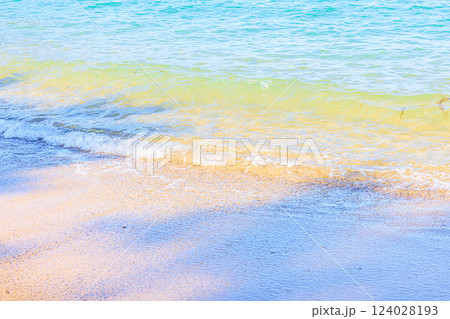 美しい砂浜と波の風景 美しい砂浜と波の風景 124028193