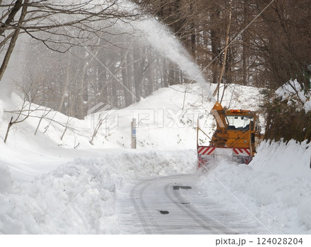山間部を除雪する風景（20250312111401） 124028204