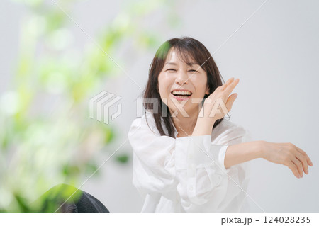 伸びをするミドル女性 124028235