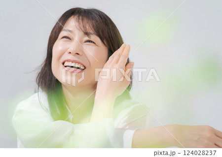 伸びをするミドル女性 124028237