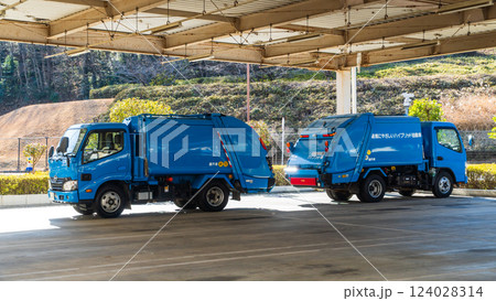 清掃工場に駐車する塵芥車  124028314