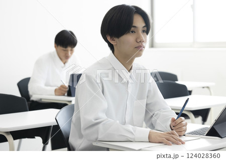 授業を受ける男子学生 124028360