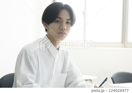 授業を受ける男子学生 授業を受ける男子学生 124028477