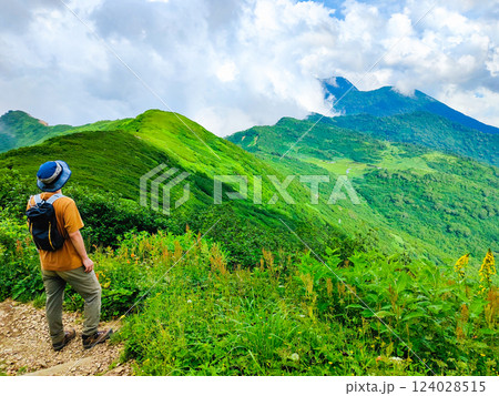 夏の火打山・妙高山登山（火打山山頂から天狗の庭・妙高山方面の眺め） 124028515