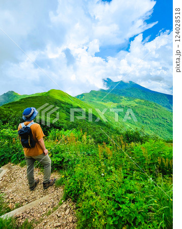 夏の火打山・妙高山登山（火打山山頂から天狗の庭・妙高山方面の眺め） 124028518