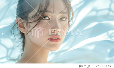 水色のベールのような柔らかい布と美しい若い女性のビューティーイメージ 124028575