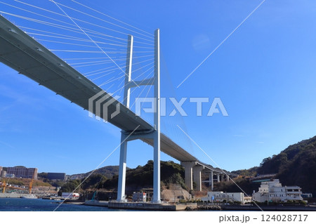 長崎港の港口に架かる女神大橋（長崎県長崎市） 124028717