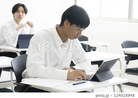 授業を受ける男子学生 授業を受ける男子学生 124028948