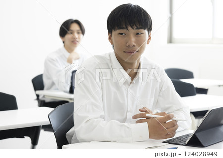 授業を受ける男子学生 124028949