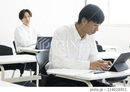 授業を受ける男子学生 124028951