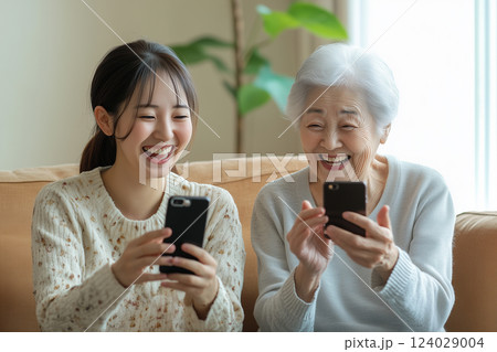 孫にスマホ操作を教わるおばあちゃん 124029004