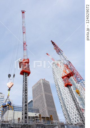 西新宿の高層ビルとタワークレーンの風景 124029072