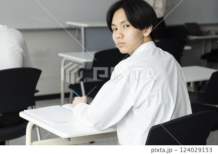 授業を受ける男子学生 授業を受ける男子学生 124029153