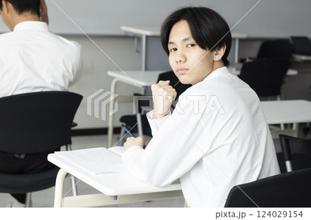 授業を受ける男子学生 授業を受ける男子学生 124029154