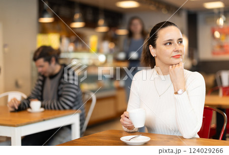 Woman whiles away time and waits for meeting in chain cafe 124029266