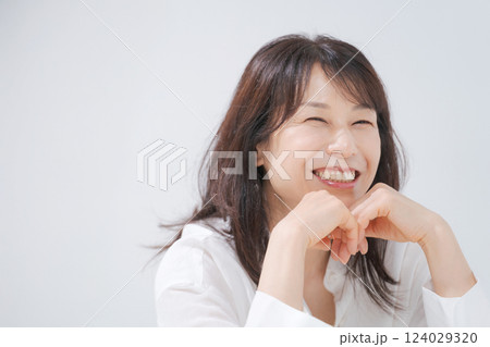 笑顔で座るミドル女性 124029320