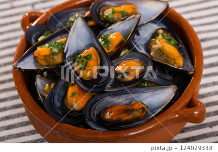 Photography of plate with mussels under lemon sauce 124029338