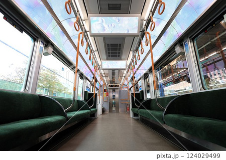 【JR西日本】323系 臨時「エキスポライナー」の車内（JRゆめ咲線：桜島駅） 124029499