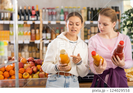 Two customers choose natural juices Two customers choose natural juices 124029558