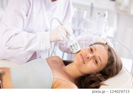Facial procedure to European girl (ice hummer) Facial procedure to European girl (ice hummer) 124029715