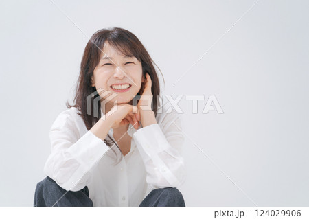 笑顔で座る50代女性 笑顔で座る50代女性 124029906