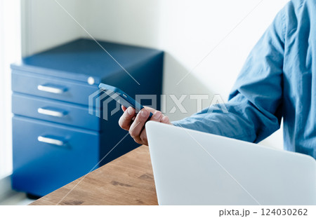 スマホとパソコンを操作する男性 スマホとパソコンを操作する男性 124030262