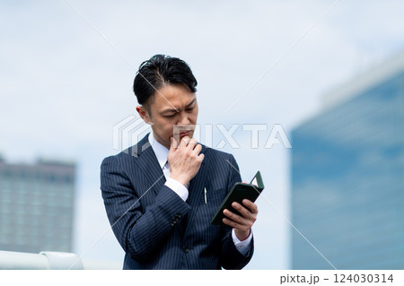 スマホを持つビジネスマン 124030314