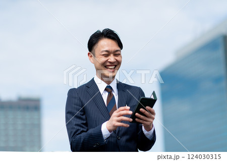 スマホを持つビジネスマン スマホを持つビジネスマン 124030315