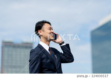 通話するビジネスマン 通話するビジネスマン 124030317