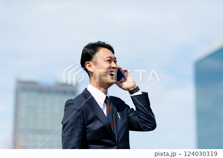 通話するビジネスマン 通話するビジネスマン 124030319