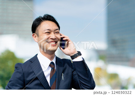 通話するビジネスマン 通話するビジネスマン 124030322