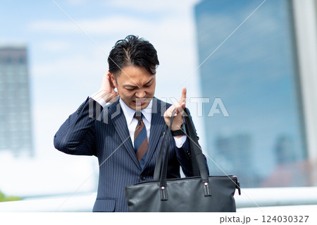 荷物を探すビジネスマン 124030327