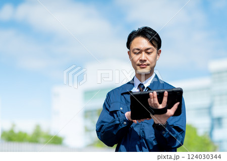 タブレット端末を持つエンジニア タブレット端末を持つエンジニア 124030344