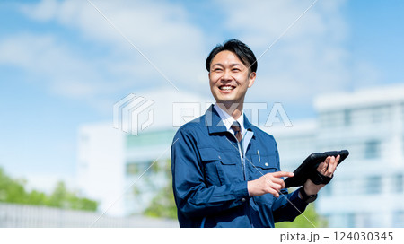 タブレット端末を持つエンジニア 124030345