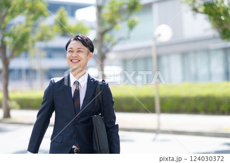 歩くビジネスマン 124030372