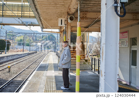 駅のホームで電車を待つ女性 駅のホームで電車を待つ女性 124030444