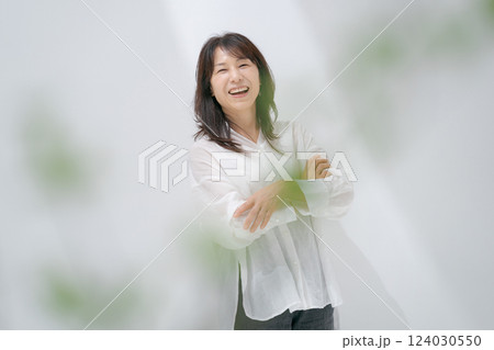 腕を組むミドル女性 124030550