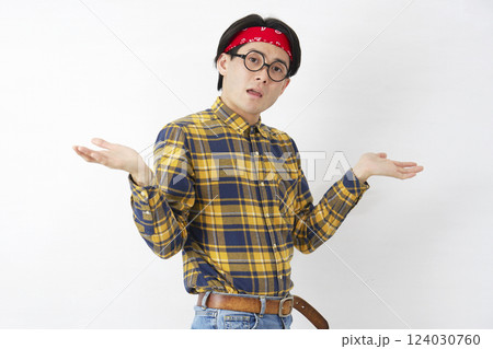 アキバ系の男性 ギブアップのジェスチャー 白背景 カメラ目線 アキバ系の男性 ギブアップのジェスチャー 白背景 カメラ目線 124030760