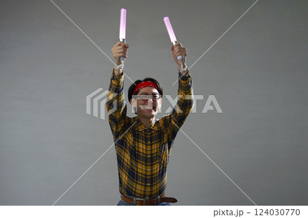 ペンライトを持つアキバ系の男性 124030770