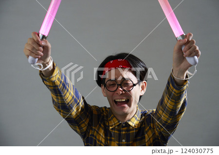 ペンライトを持つアキバ系の男性 124030775