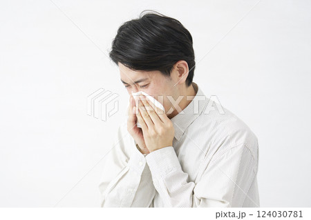 鼻をかむ男性 白背景 鼻をかむ男性 白背景 124030781