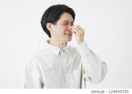 男性　鼻炎　白背景 124030783