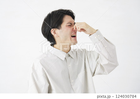 鼻をつまむ男性　白背景 124030784