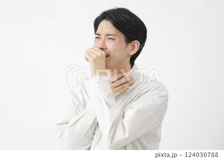 男性　咳　白背景 124030788