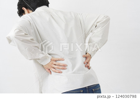 男性 腰痛 白背景 男性 腰痛 白背景 124030798