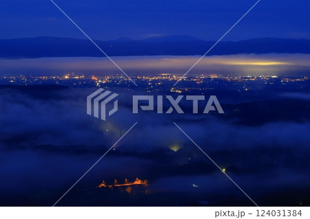 岩手県奥州市　夜明けの風景 124031384