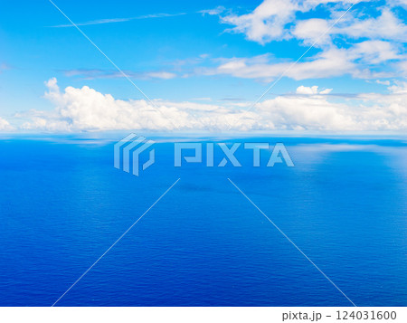 飛行機の上空からみる沖縄の海 飛行機の上空からみる沖縄の海 124031600