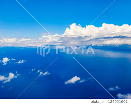 飛行機の上空からみる沖縄の海 124031601